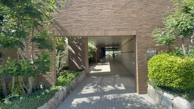 MJR笹原のその他共用部分|【エントランス通路入口】植栽も丁寧に手入れされ、美しく整えられた景観が、住まいに上質な印象を添えています。