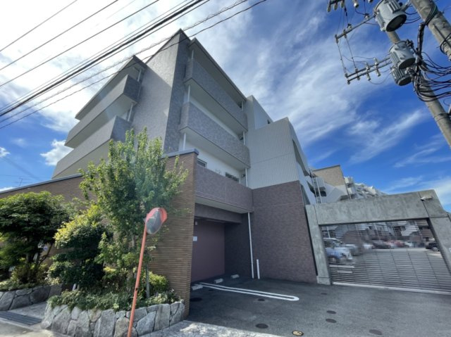 MJR笹原の外観|鉄筋コンクリート造・地上7階建。
街並みに調和した、落ち着きと風格のあるマンションです。