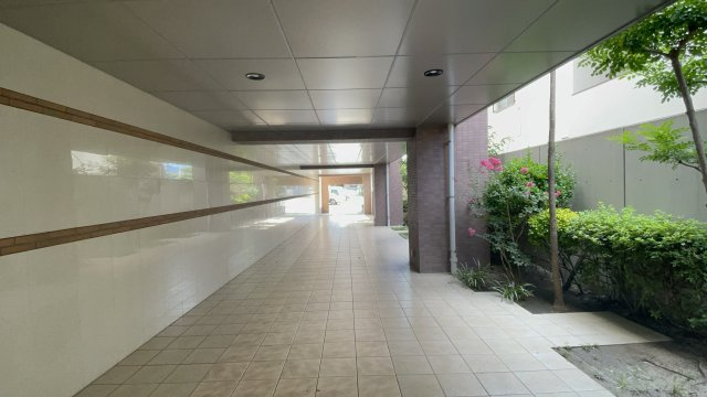 MJR笹原のその他共用部分|【エントランス通路】清潔感のあるエントランス通路が、丁寧に管理された住まいの印象を引き立てます。