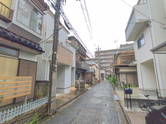 富士見市上沢１丁目の中古一戸建の前面道路含む現地写真