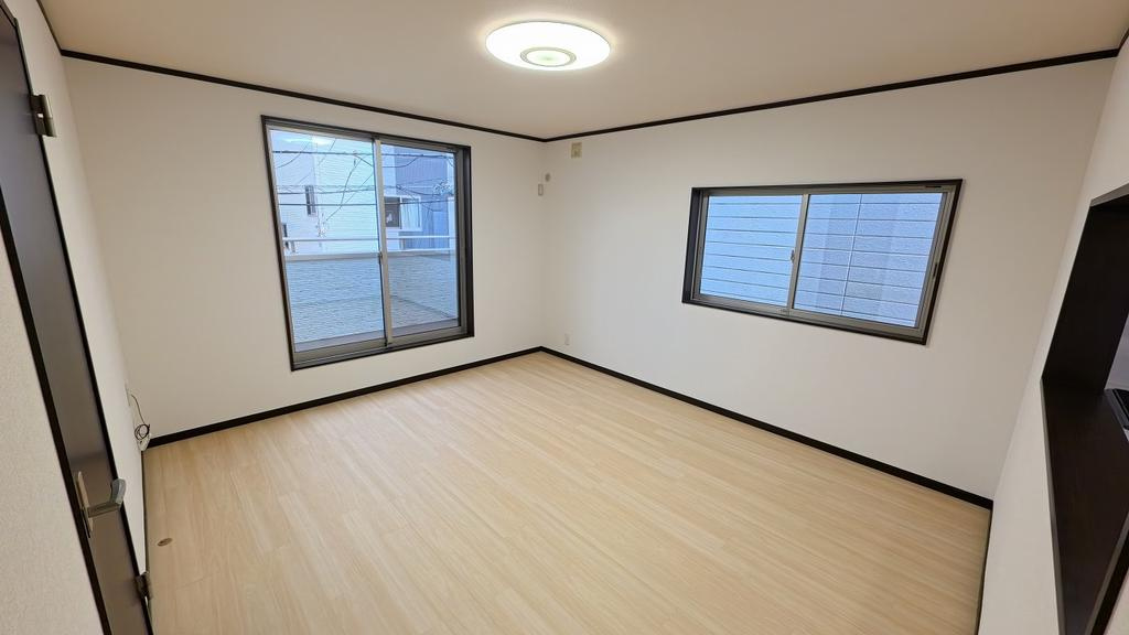 富士見市上沢１丁目の中古一戸建の居間・リビング|料理をしながらご家族と会話を楽しめる対面キッチンのあるLDK。
プライバシーも安心の2階リビングです。