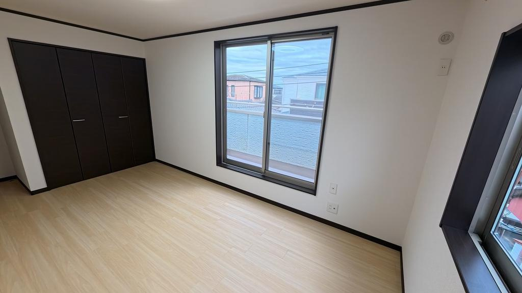 富士見市上沢１丁目の中古一戸建の洋室|クロスとフローリングを貼り替え済みでキレイな8帖の主寝室です。
