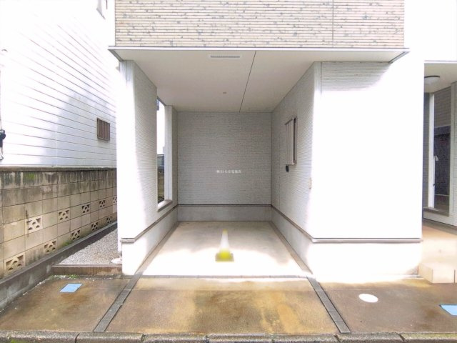 富士見市上沢１丁目の中古一戸建の駐車場|大切なお車もキレイに保てるビルトイン車庫付きです。
