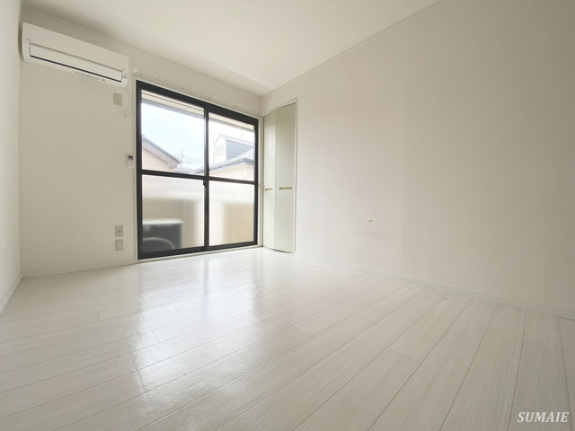 メゾンパークス東大宮の居間・リビング|エアコン付きのお部屋です！