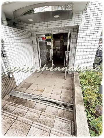 セザール中野のエントランス