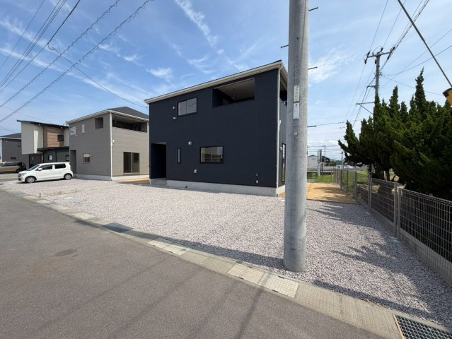 丸亀市今津町　新築戸建の前面道路含む現地写真