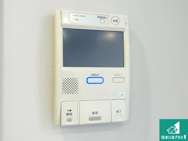 ファミリープラザ宝塚D棟の防犯設備|カラーモニターインターホン！声だけでなく来訪者の姿や顔がモニターで確認できるので、小さなお子様がいらっしゃるご家庭でも安心できます！