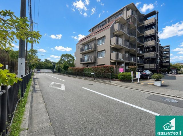 ファミリープラザ宝塚D棟の外観|周辺は閑静な住宅街！前面道路広々で車の出し入れも便利です。駐車が苦手な方でも安心して車庫入れできます！