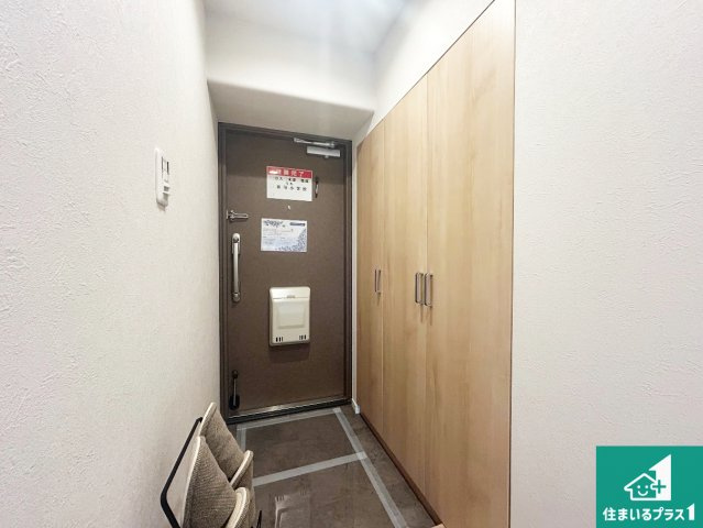 ファミリープラザ宝塚D棟の玄関|たくさん収納できるシューズボックス付！
