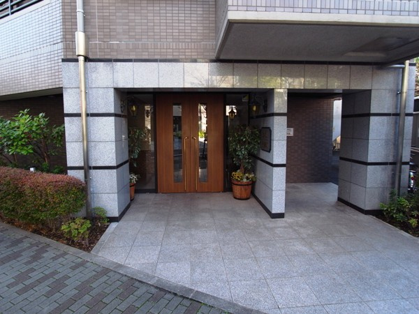 エス・バイ・エルマンション信濃町のエントランス|「信濃町」駅徒歩７分！平成１１年築・オートロック＆宅配ボックス付きマンション、エス・バイ・エルマンション信濃町は即日現地案内可能となっておりますので、お気軽にお問い合わせください！