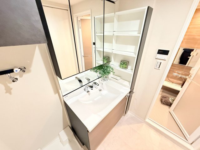 エス・バイ・エルマンション信濃町の洗面所|エス・バイ・エルマンション信濃町：三面鏡が付いた収納力もある洗面化粧台です！