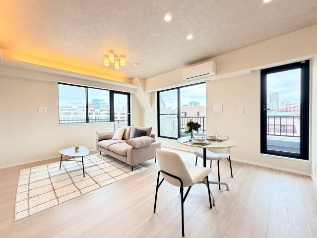 エス・バイ・エルマンション信濃町の居間・リビング|エス・バイ・エルマンション信濃町：リビングにはエアコンが付いており快適にご見学いただけます！