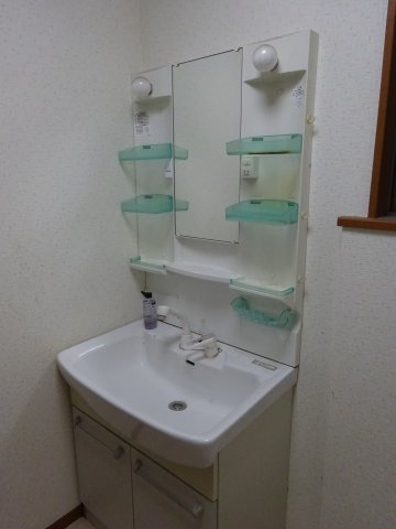 川口市峯住宅の独立洗面台|独立洗面台で身支度をすべて済ませてしまいましょう