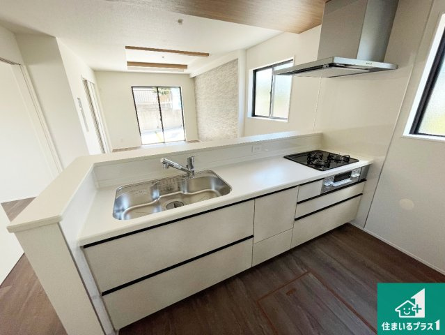 神戸市北区東有野台　新築一戸建てのキッチン|リビングと統一感があり、使い勝手のいいキッチン。広々としているので、二人並んで作業が出来ちゃいます。お子様と一緒に色々なお料理に挑戦できるスペースがあります。