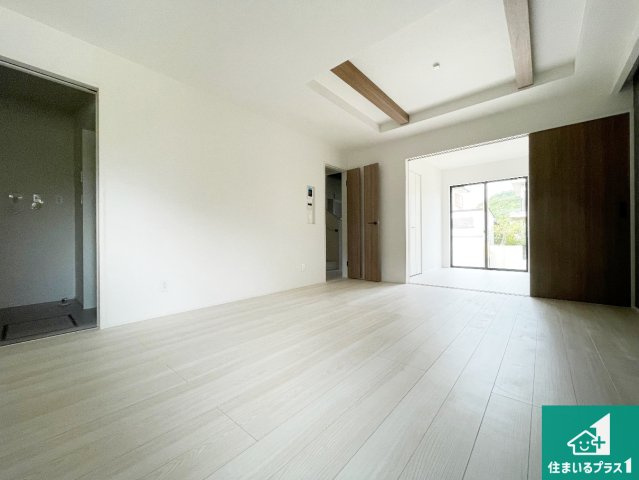 神戸市北区東有野台　新築一戸建ての居間・リビング|日当たり良好の明るいリビングで朝の目覚めもスッキリできそう！対面キッチンでご家族のコミュニケーションも自然と増える設計！小さなお子様が遊ぶスペースを作っても広々とくつろげるLDK！