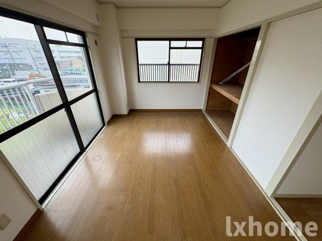 摂津第5マンションの居間・リビング|こちらのリビングで趣味の時間をお楽しみください