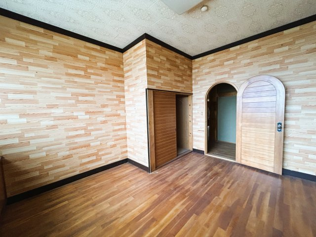 ～敷地1062坪・建物9LDK。意匠を継承する重厚な邸宅～宮城県大崎市鹿島台平渡の洋室|アーチ型の扉が目を引く洋室。異なる木目柄を組み合わせた内装