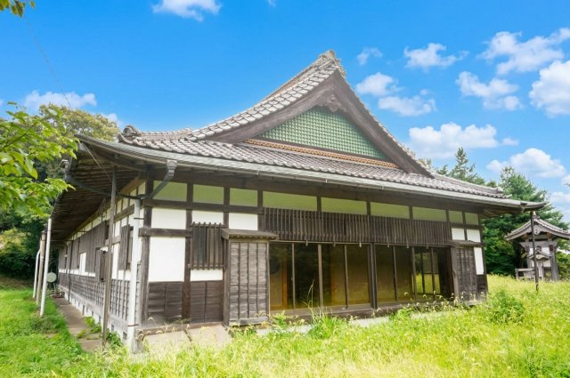～敷地1062坪・建物9LDK。意匠を継承する重厚な邸宅～宮城県大崎市鹿島台平渡の外観|青空に映える瓦屋根が、伝統的な和の趣を演出する外観