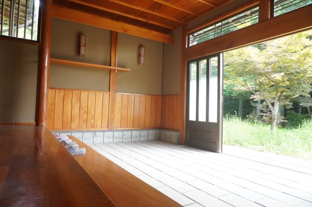 ～敷地1062坪・建物9LDK。意匠を継承する重厚な邸宅～宮城県大崎市鹿島台平渡の玄関|木の温もりを感じる玄関。高い天井と開放的な吹き抜けが特徴です