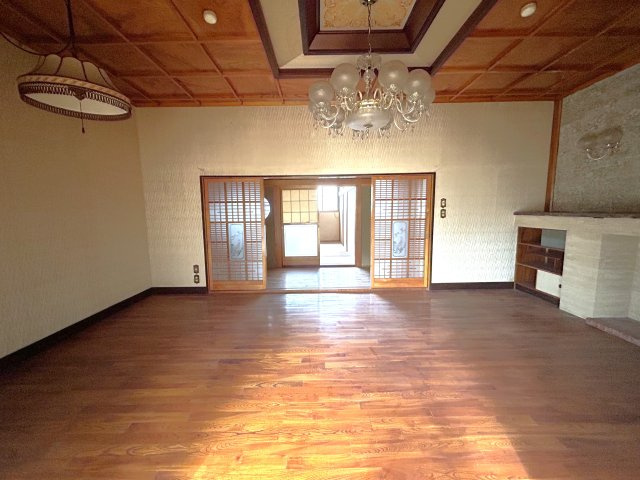 ～敷地1062坪・建物9LDK。意匠を継承する重厚な邸宅～宮城県大崎市鹿島台平渡の居間・リビング|装飾天井が上質な空間を演出するおしゃれなリビングです