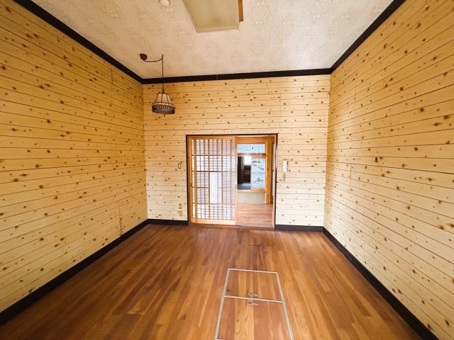 ～敷地1062坪・建物9LDK。意匠を継承する重厚な邸宅～宮城県大崎市鹿島台平渡の洋室|床下収納を備えた洋室。壁一面が木目調で統一されています