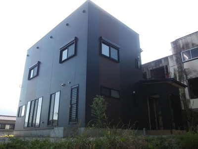 【外観】 | 那珂川市大字別所中古戸建 | ダークトーンとストライプで仕上げたキリっとした佇まい。