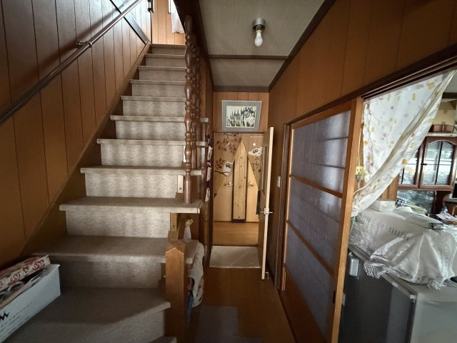 生活施設が揃う中古戸建～宮城県石巻市清水町二丁目～の玄関|木の質感を活かした落ち着きある階段回り。手すり付きです。