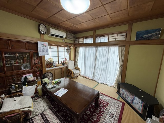生活施設が揃う中古戸建～宮城県石巻市清水町二丁目～の居間・リビング|大きな窓から自然光が差し込む、穏やかな和の空間です。