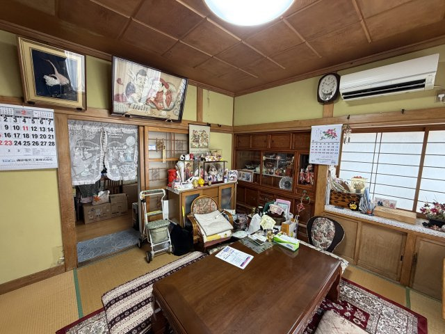 生活施設が揃う中古戸建～宮城県石巻市清水町二丁目～の居間・リビング|見せる収納と隠す収納を使い分けられる棚が配置されています。