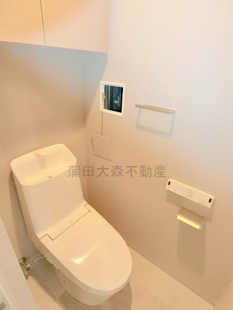 プラウドフラット西蒲田のトイレ|棚収納と温水洗浄便座付きのトイレ