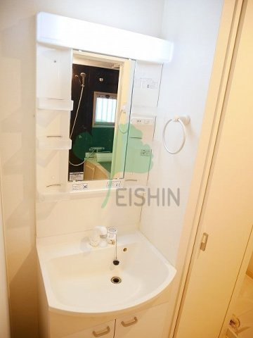 サニークレスト東比恵の洗面所|シャワー付き・収納付きの洗面台です！