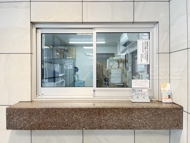 【受付】 | ゾンネンハイム北砂 | 管理人さんが勤務する管理室です。マンションに出入りする人たちを見守り、注意を払ってくれています。～即日のご見学可能～　お問合せはお気軽にどうぞ。