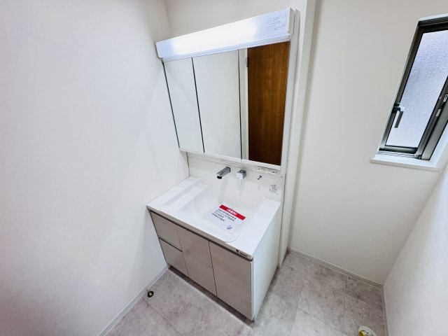 松戸市六実３丁目中古戸建【六実第二小学校：7分】の独立洗面台|シャワーヘッド付き三面鏡洗面化粧台・新品交換済み