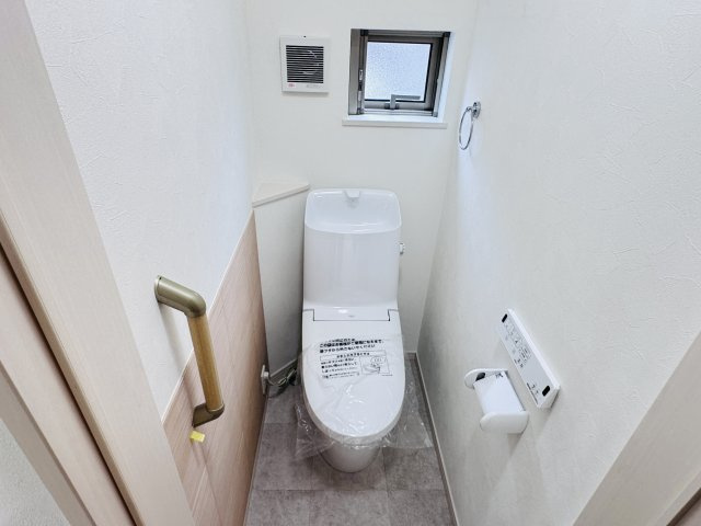 松戸市六実３丁目中古戸建【六実第二小学校：7分】のトイレ|温水洗浄暖房便座つきトイレ・新品交換済み