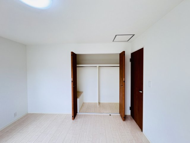 松戸市六実３丁目中古戸建【六実第二小学校：7分】の収納|8帖寝室収納
