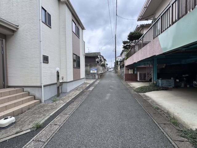 松戸市六実３丁目中古戸建【六実第二小学校：7分】の前面道路含む現地写真|西側前面道路