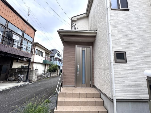 松戸市六実３丁目中古戸建【六実第二小学校：7分】のエントランス|エントランス・玄関ドア交換済み
