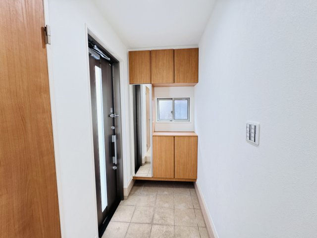 松戸市六実３丁目中古戸建【六実第二小学校：7分】の玄関|玄関ホール・ミラー付きシューズボックス