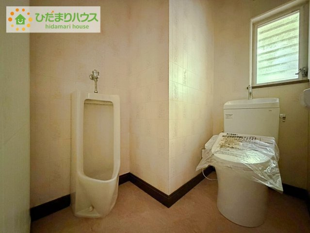 日立市石名坂町2丁目　中古戸建のトイレ|小窓が付いているので、トイレも明るい空間になっております♪