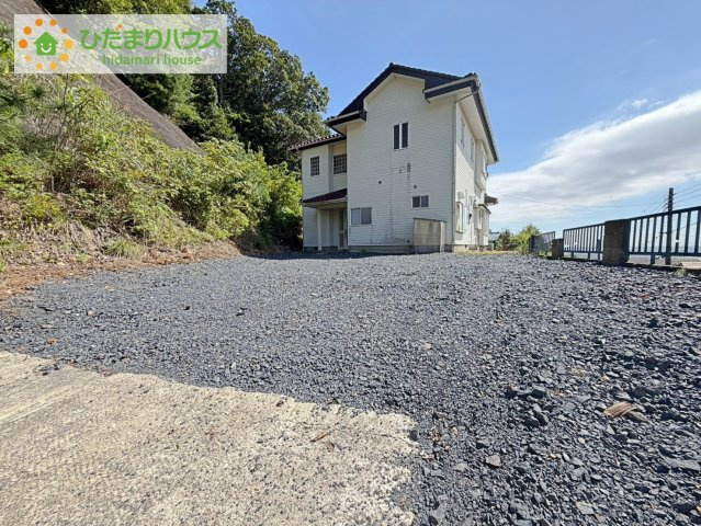 日立市石名坂町2丁目　中古戸建の駐車場|カースペース3台分ＯＫ！来客用にもスペースを確保できて安心ですね(^^)/