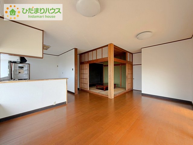 日立市石名坂町2丁目　中古戸建の居間・リビング|家族の笑い声が響く、一家団らんにふさわしいリビングです(^^♪