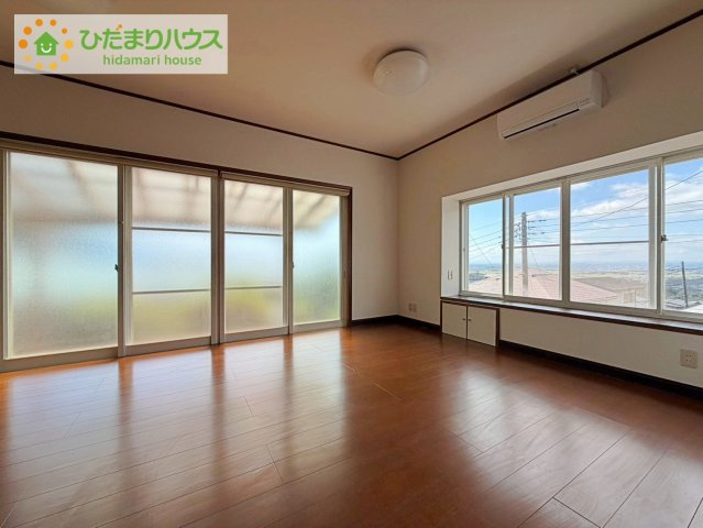 日立市石名坂町2丁目　中古戸建の居間・リビング|リビング大きな窓からは、暖かな日の光が降り注ぎます・・・