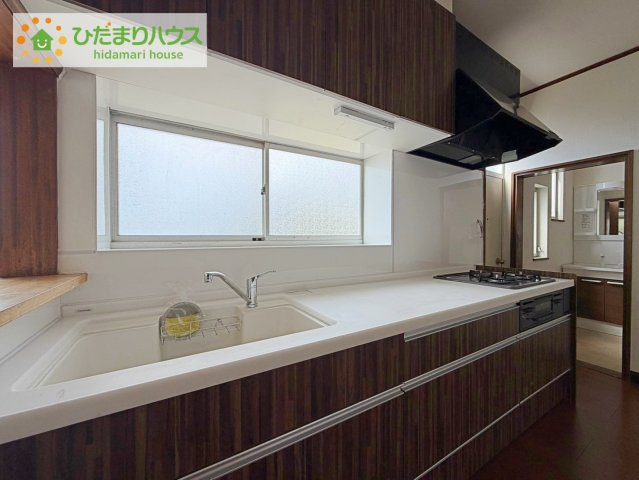 日立市石名坂町2丁目　中古戸建のキッチン|システムキッチン、広い作業スペース･･･快適な生活を叶える高い利便性を兼ね備えた住宅