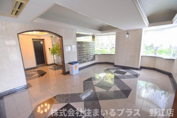 ロイヤルコート生江のエントランス