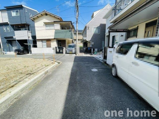 箕面市半町2丁目新築戸建の前面道路含む現地写真|◆令和8年12月建物完成予定！陽当たり良好・解放的な南西・南東角地物件！
◆建物10年保証付き！シロアリ保証5年付き！