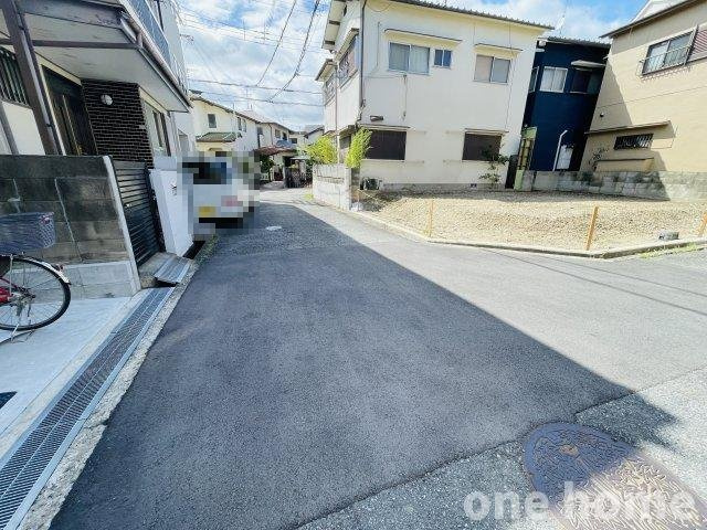 箕面市半町2丁目新築戸建の前面道路含む現地写真|◆令和8年12月建物完成予定！陽当たり良好・解放的な南西・南東角地物件！
◆建物10年保証付き！シロアリ保証5年付き！