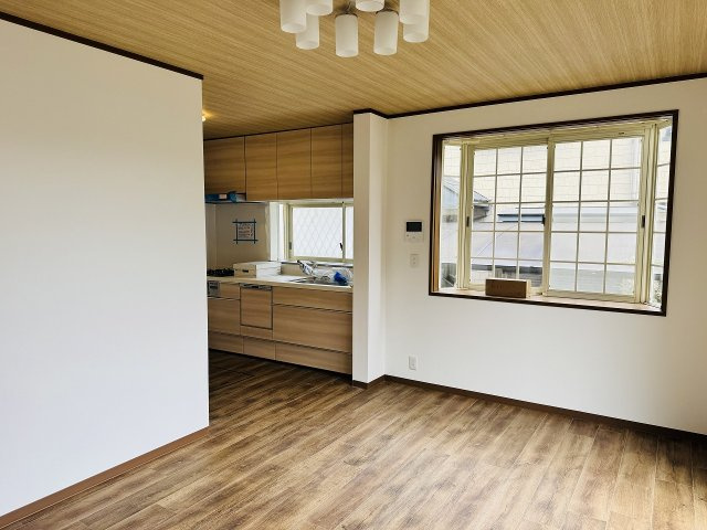 八王子市　横川町　中古戸建ての居間・リビング|～南東向きで明るく陽当たりの良いLDK、家族団欒の時間をお過ごしいただけます～