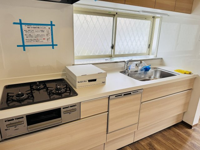 八王子市　横川町　中古戸建てのキッチン|～３口コンロと広い調理台でお料理が捗ります～