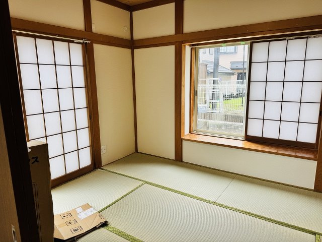 八王子市　横川町　中古戸建ての居間・リビング|～リビングに隣接している和室～