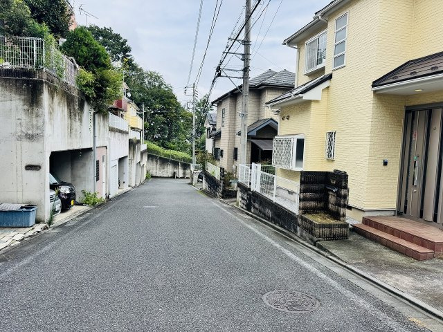 八王子市　横川町　中古戸建ての前面道路含む現地写真|～北西側6ｍ道路に面しています～